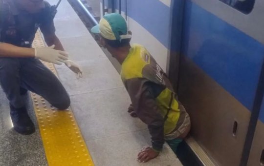 Homem fica preso entre trem e plataforma no metrô de Salvador