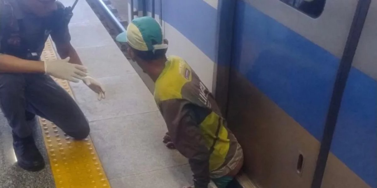 Homem fica preso entre trem e plataforma no metrô de Salvador