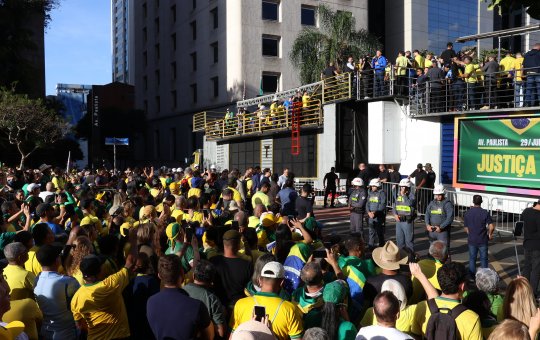 Bolsonaro adota slogan de Trump em ato contra STF: “Make Brazil Great Again”