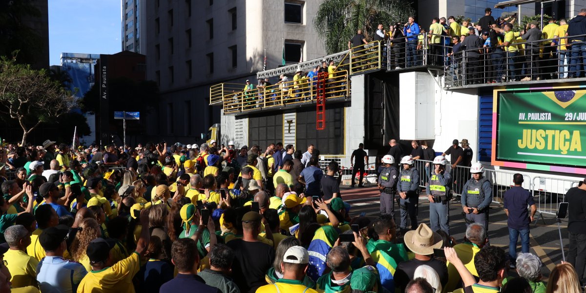 Bolsonaro adota slogan de Trump em ato contra STF: “Make Brazil Great Again”