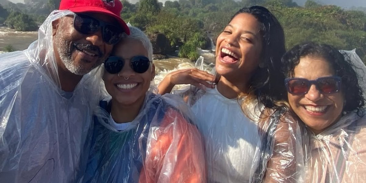 Pai, irmã, Juliana e mãe, em foto