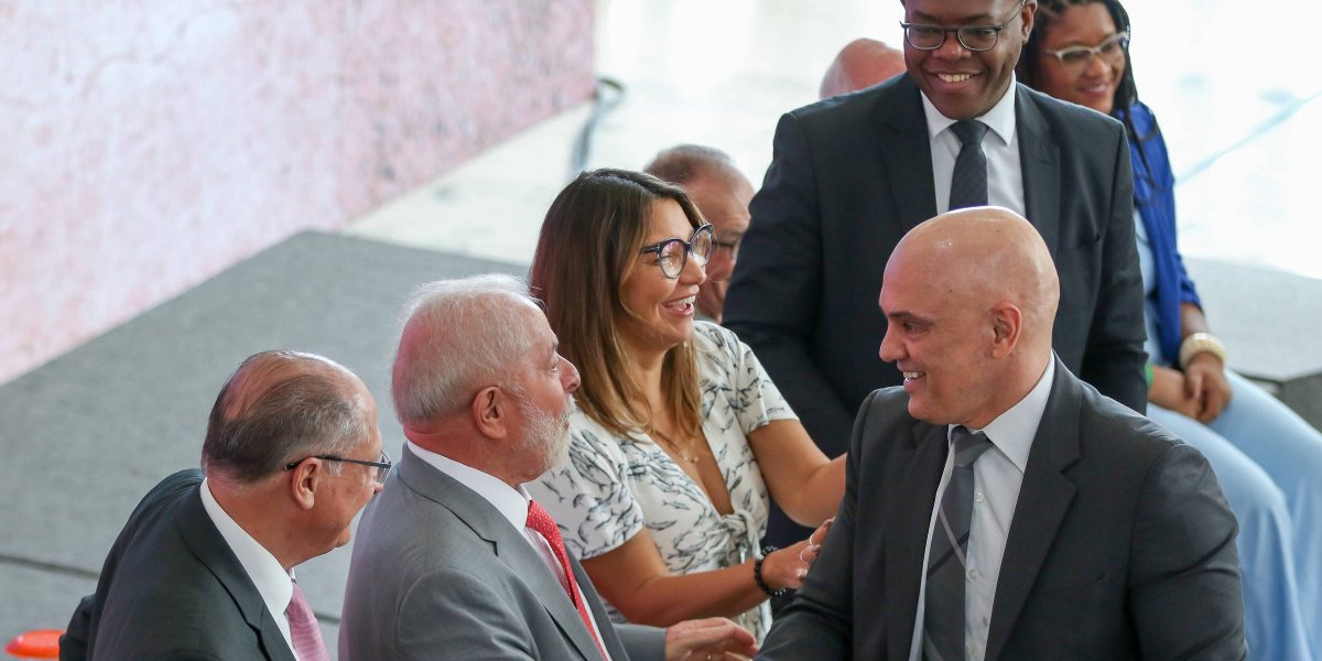 Janja, Alexandre de Moraes e Lula durante o lançamento do Plano Ruas Visíveis