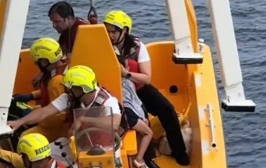 Criança cai de cruzeiro em alto-mar e pai se joga para resgate; entenda