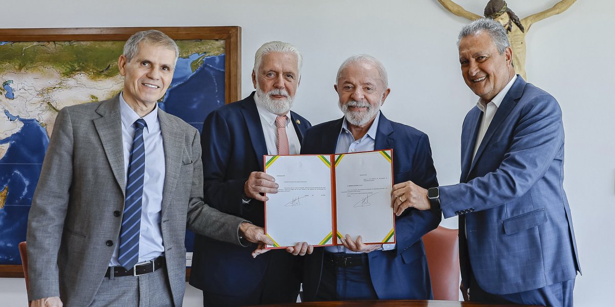 Sidônio Palmeira, Jaques Wagner, Presidente Lula e Rui Costa, durante a Assinatura do Projeto de Lei: 2 de julho