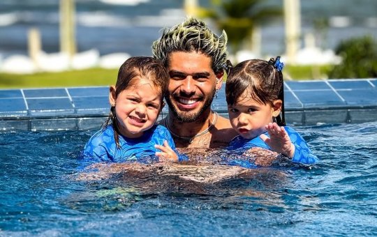 Após maratona de shows, Zé Felipe curte dias com os filhos na Praia do Forte