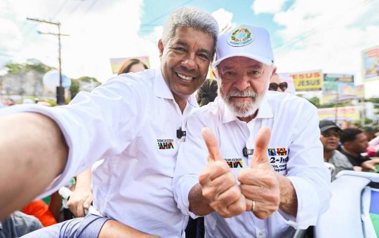 Ao lado de Jerônimo, Lula marca presença no cortejo do 2 de Julho em Salvador
