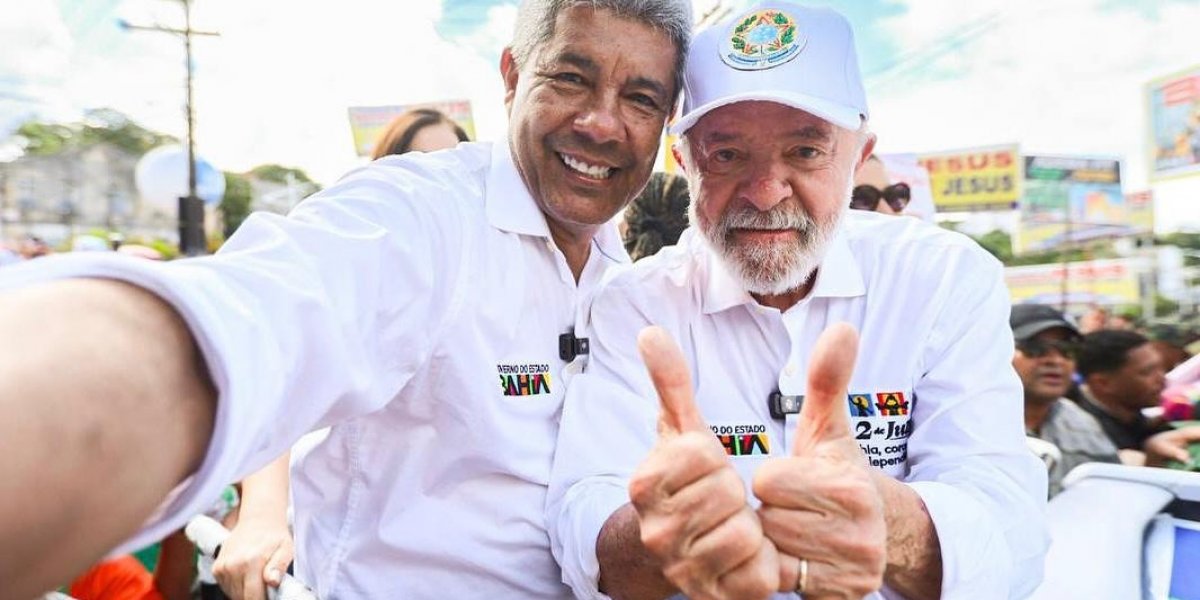 Ao lado de Jerônimo, Lula marca presença no cortejo do 2 de Julho em Salvador