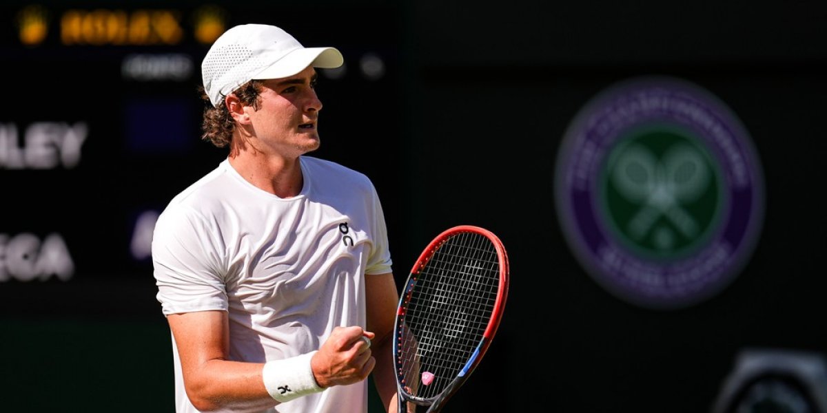 João Fonseca comemora na segunda rodada de Wimbledon