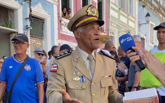 Pastor Sargento Isidório samba e dá declaração marcante em meio aos festejos do Dois de Julho: 'Democracia'