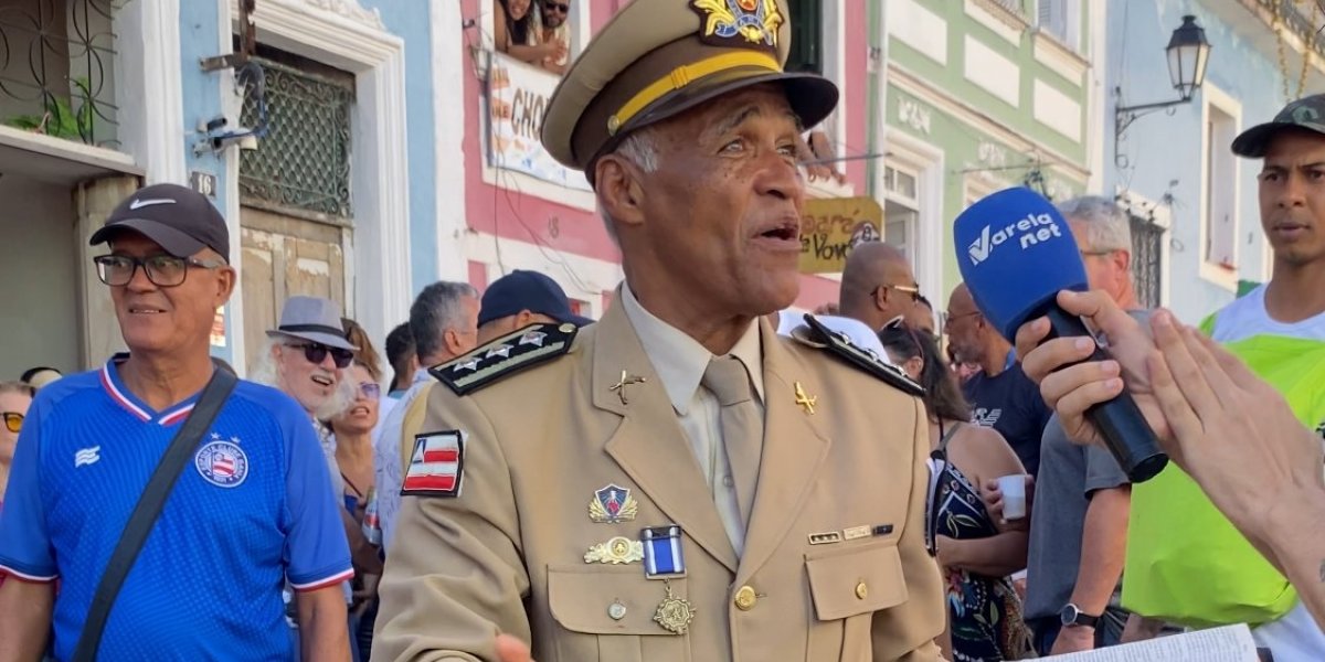 O deputado Pastor Isidório (AVANTE) em meio às comemorações do Dois de Julho