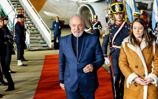 Lula chega à Argentina com missão de comandar a Cúpula de Presidentes do Mercosul