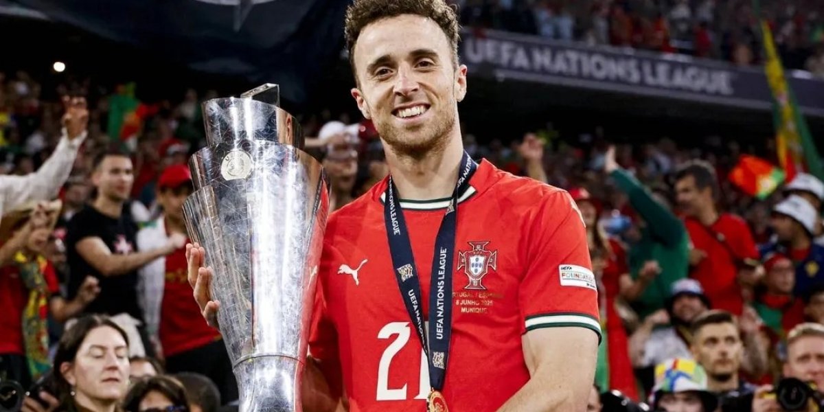 Diogo Jota comemorando o título com Portugal