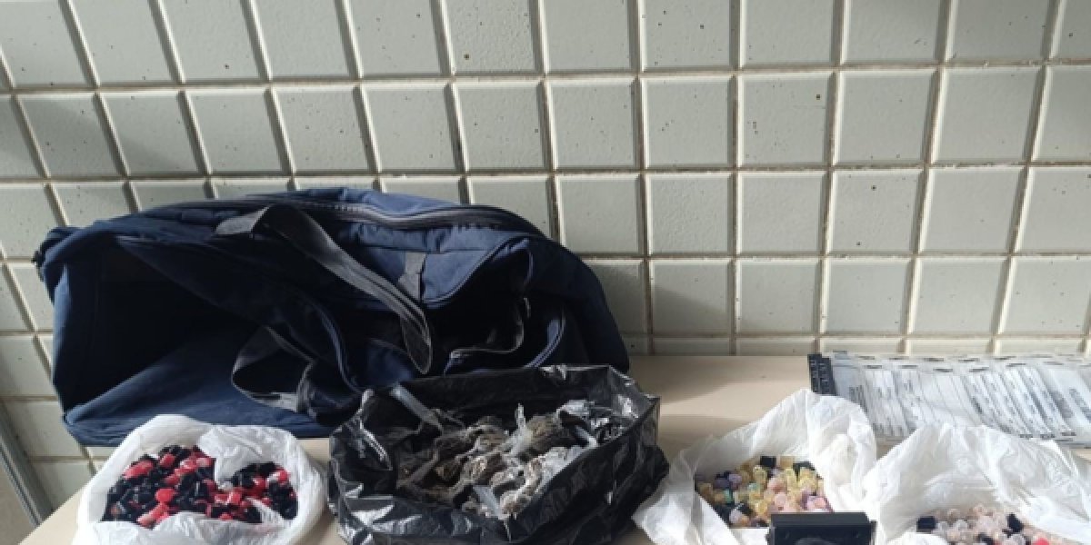 Drogas e explosivos apreendidas pelos agentes policiais