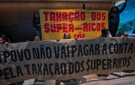 Manifestantes ocupam prédio na Faria Lima em ato por taxação dos super-ricos