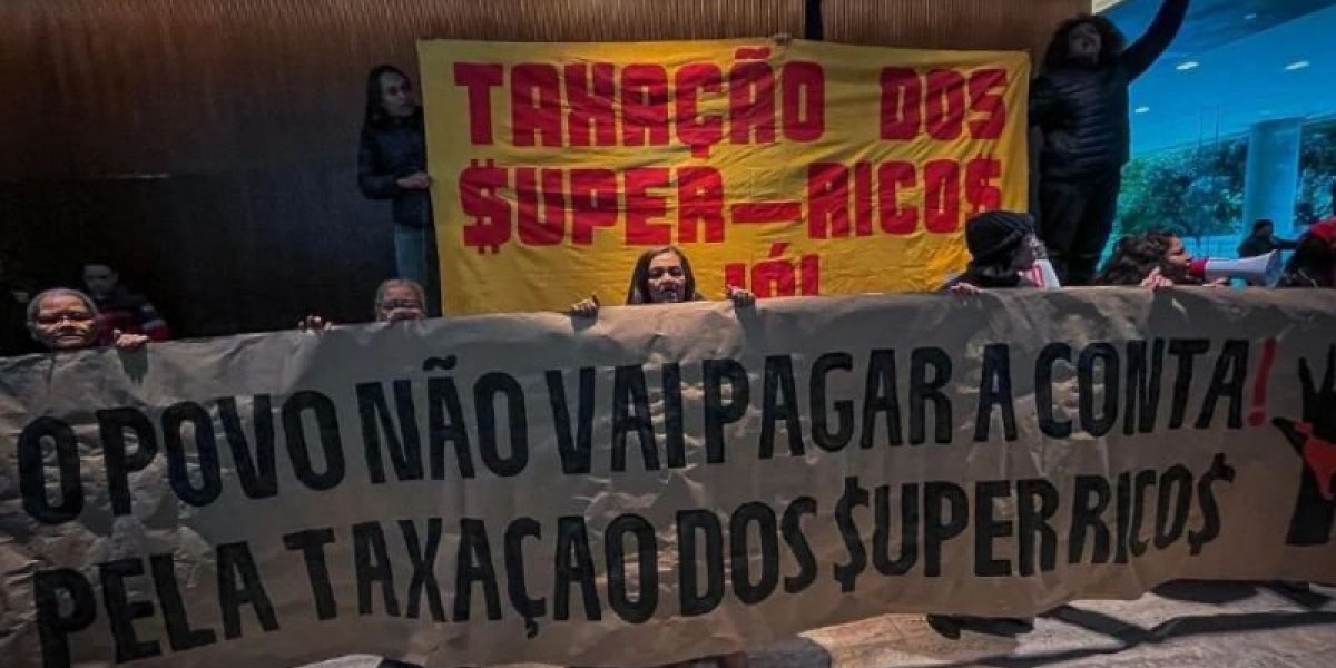 Manifestantes ocupam prédio na Faria Lima em ato por taxação dos super-ricos