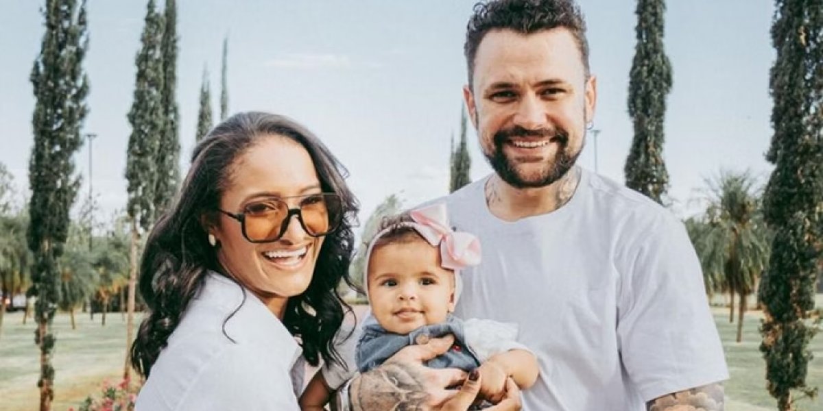 Karoline Bernardo ao lado de Vinicius Rodrigues e a pequena Olívia