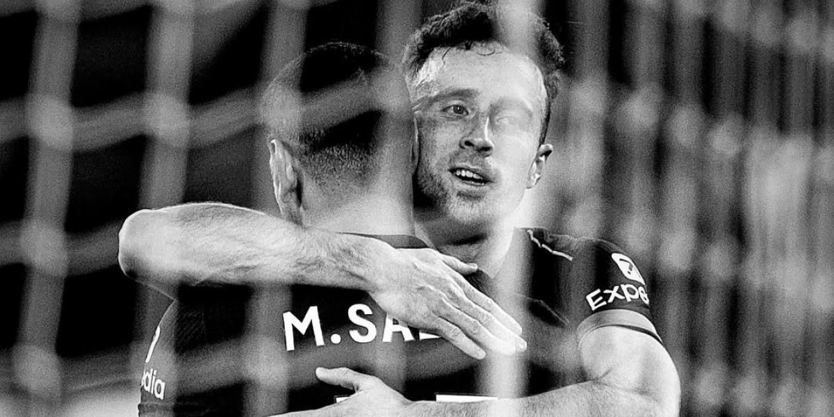 Salah e Diogo Jota abraçados comemorando um gol