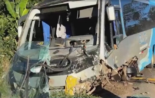 Colisão frontal entre carro e micro-ônibus deixa quatro mortos da mesma família na BR-101