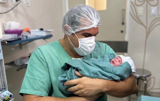 Pai com deficiência visual acompanha nascimento da filha de maneira inusitada em Salvador