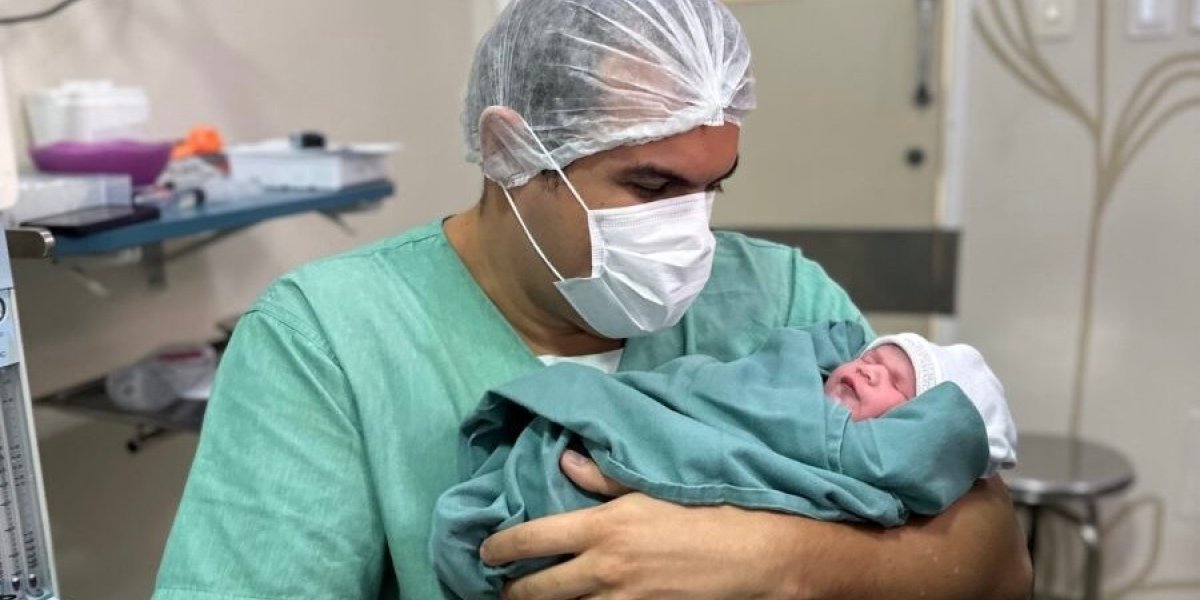 Tiago, pai de Elisabeth, após nascimento da filha