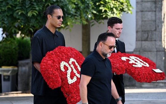 Jogadores do Liverpool e seleção portuguesa vão ao velório de Diogo Jota, em Portugal, e prestam homenagens