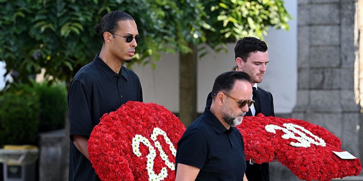 Van Dijk e Andrew Robertson, jogadores do Liverpool, na cerimônia de sepultamento de Diogo Jota e André Silva