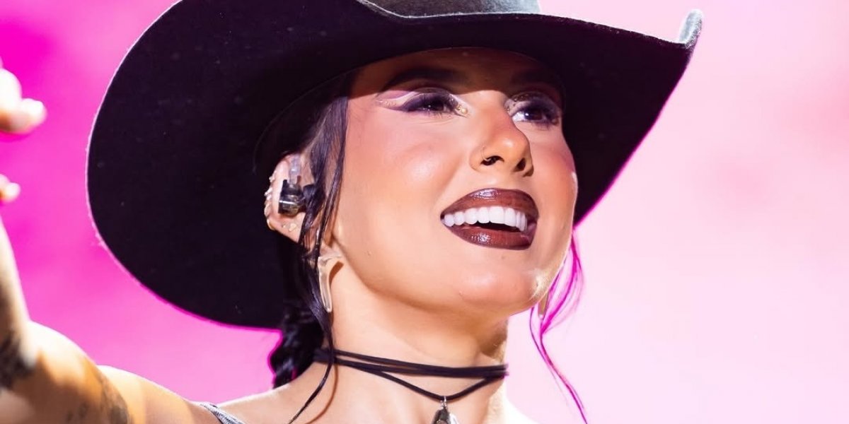 Ana Castela durante show em Jequié, interior da Bahia