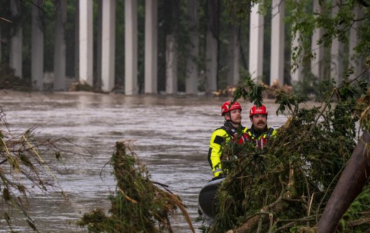 27 meninas que participavam de acampamento de verão estão desaparecidas em enchentes no Texas