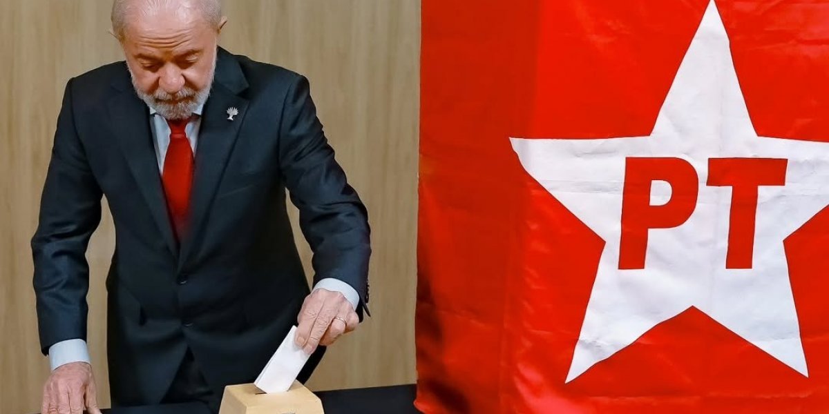 Lula, presidente da República, registrando seu voto nas eleições do PT