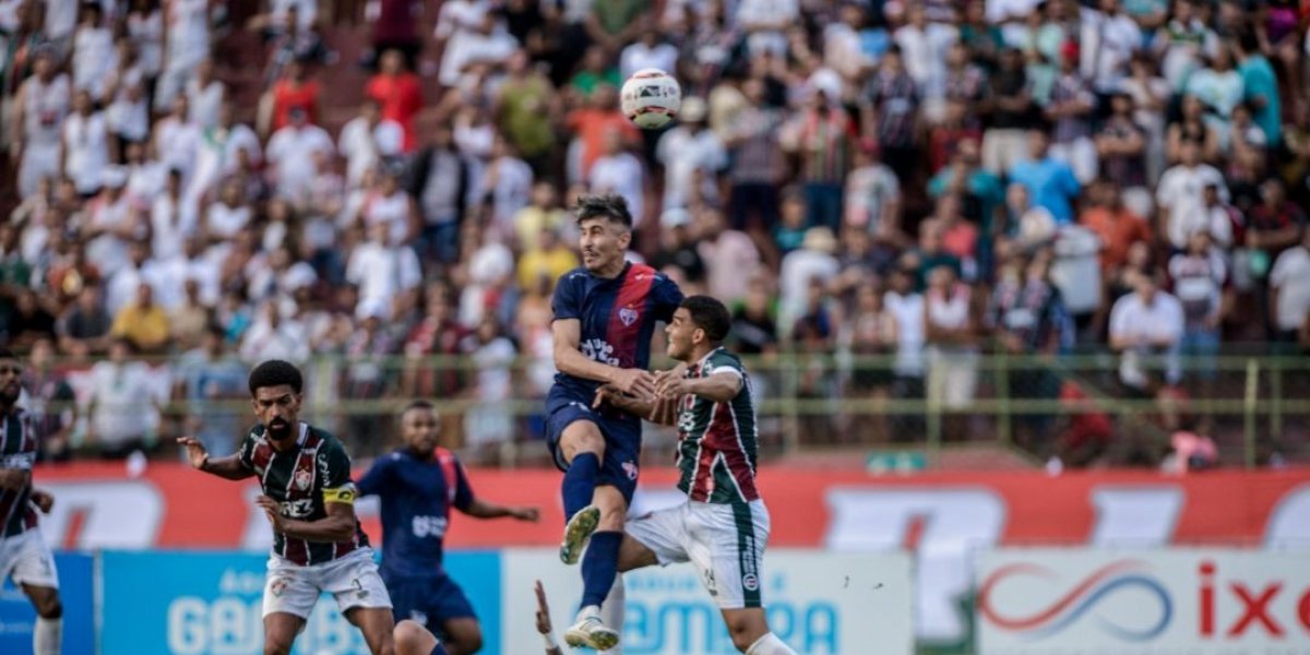 Jogadores batalhando pela posse de bola
