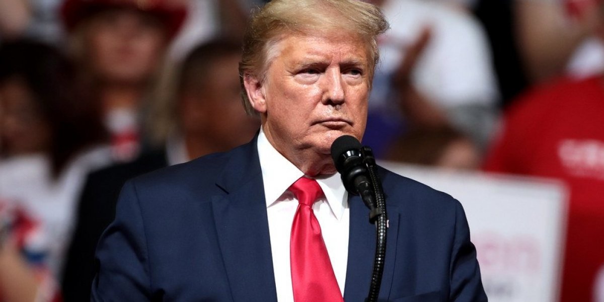 Trump em frente a microfone