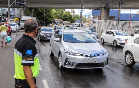 Engavetamento na Avenida Paralela deixa trânsito parado e uma pessoa ferida