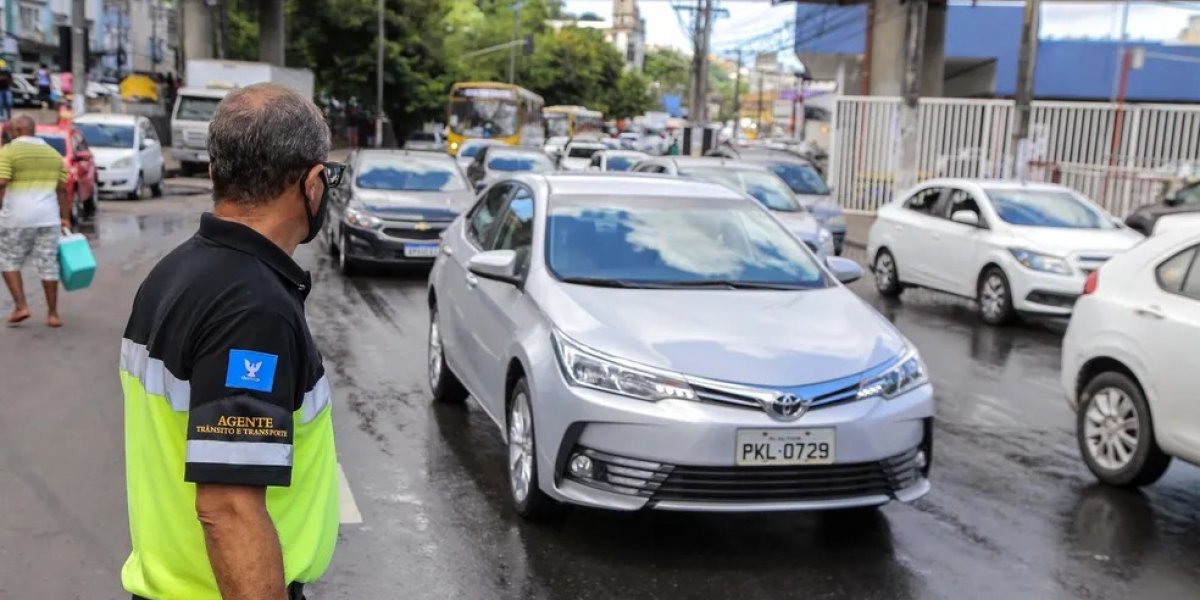 Engavetamento na Avenida Paralela deixa trânsito parado e uma pessoa ferida