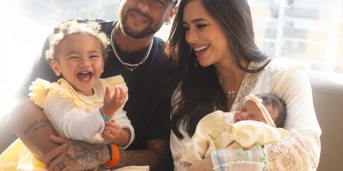 Neymar e Bruna Biancardi com suas filhas Mavie e Mel, nascida neste sábado (5)