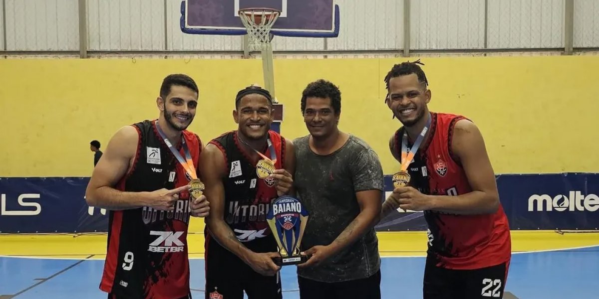 Jogadores do Vitória com taça de campeão