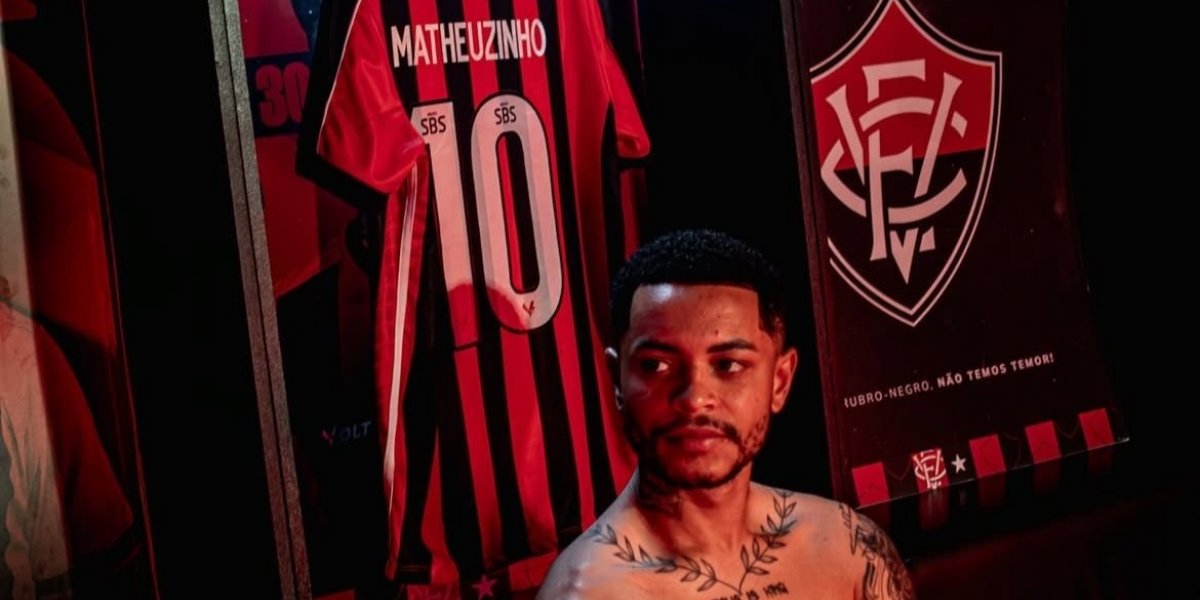 Matheuzinho no vestiário do Vitória com a camisa 10 ao fundo