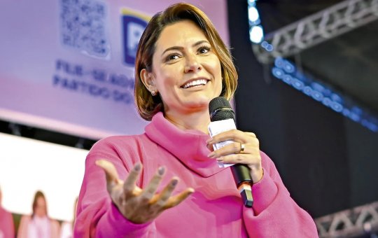 Michelle Bolsonaro é pressionada a se posicionar sobre caso Cíntia Chagas em evento do PL 