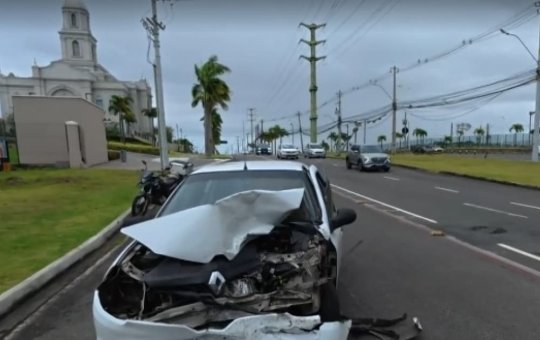 Carro fica destruído após colidir com poste na Avenida Paralela, em Salvador