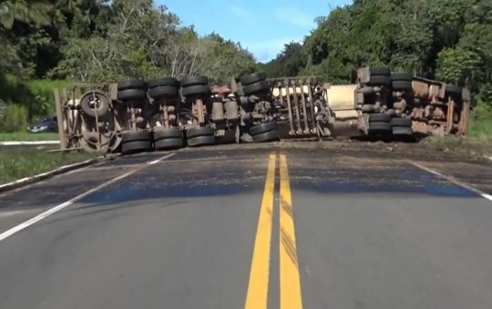 Carreta que transportava combustíveis tomba na BR-101 e interdita trecho da rodovia na Bahia 