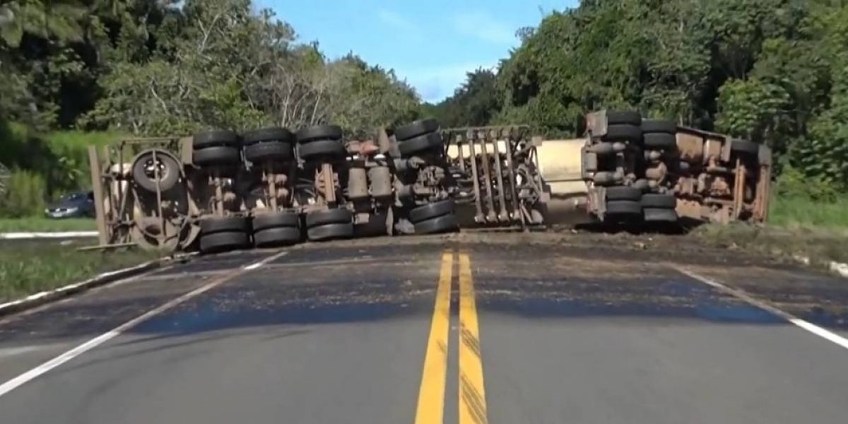 Carreta com combustíveis tomba e interdita trecho de rodovia há 20h na Bahia