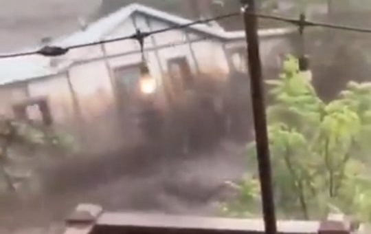 Depois de enchente no Texas, estado do Novo México é invadido pela água e casa é arrastada