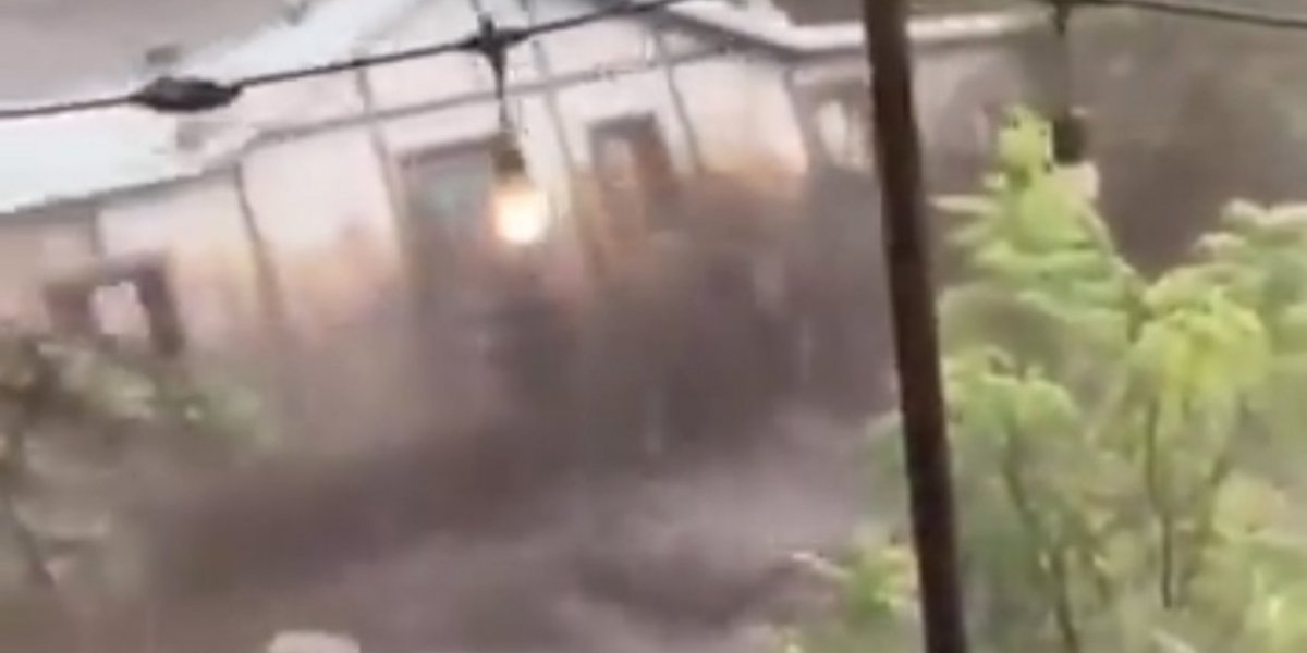 Momento de casa sendo levada pela correnteza