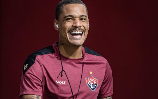 Ex-atacante do Vitória debocha e manda indireta depois de derrota para o Confiança