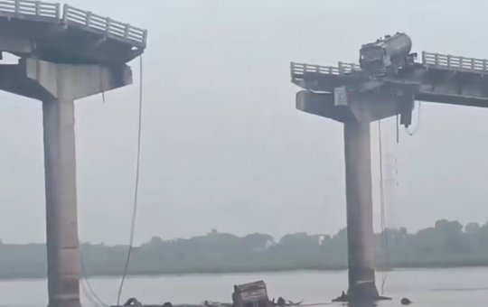 Ponte desaba na Índia, arrasta veículos e deixa ao menos nove pessoas mortas; veja