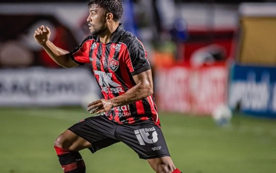 Vitória renova contrato com meio-campista até 2027; saiba mais