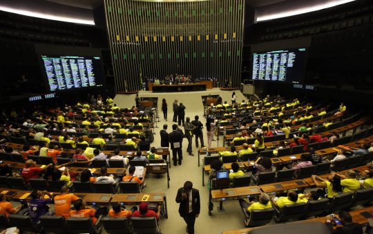 Congresso reage à tarifa de Trump: base acusa boicote bolsonarista, oposição culpa Lula e STF por crise com os EUA