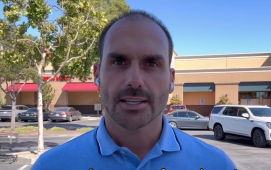 Eduardo Bolsonaro se pronuncia em nota pública sobre a taxação de Trump