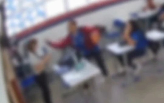 Professora é agredida com tapa no rosto por aluno dentro de sala de aula em Brumado