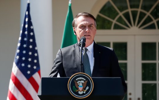 Bolsonaro estuda negociar com Trump para reverter tarifa  de 50% imposta ao Brasil