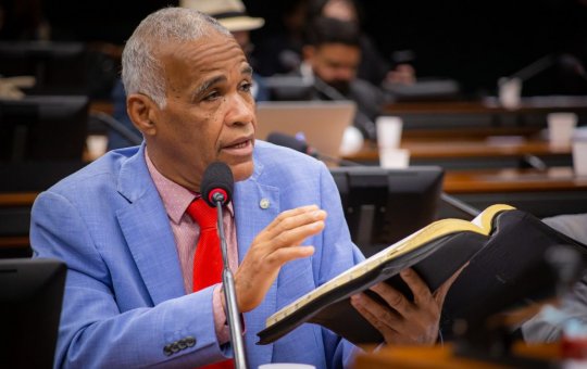 Deputado Pastor Isidório em discurso